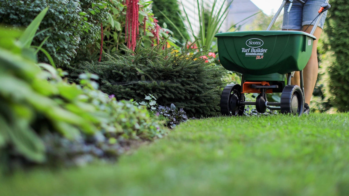 Scotts Turf Builder Deluxe Edgeguard Broadcast Spreader, 15,000 sq. ft.