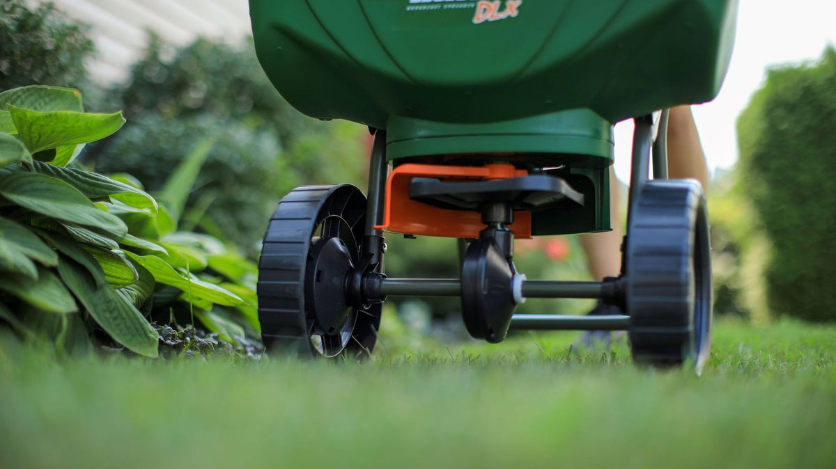 Scotts Turf Builder Deluxe Edgeguard Broadcast Spreader, 15,000 sq. ft.
