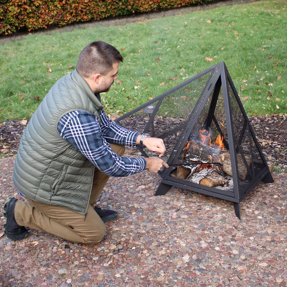 Sunnydaze Decor Majestic Pyramid Steel Fire Pit, Black